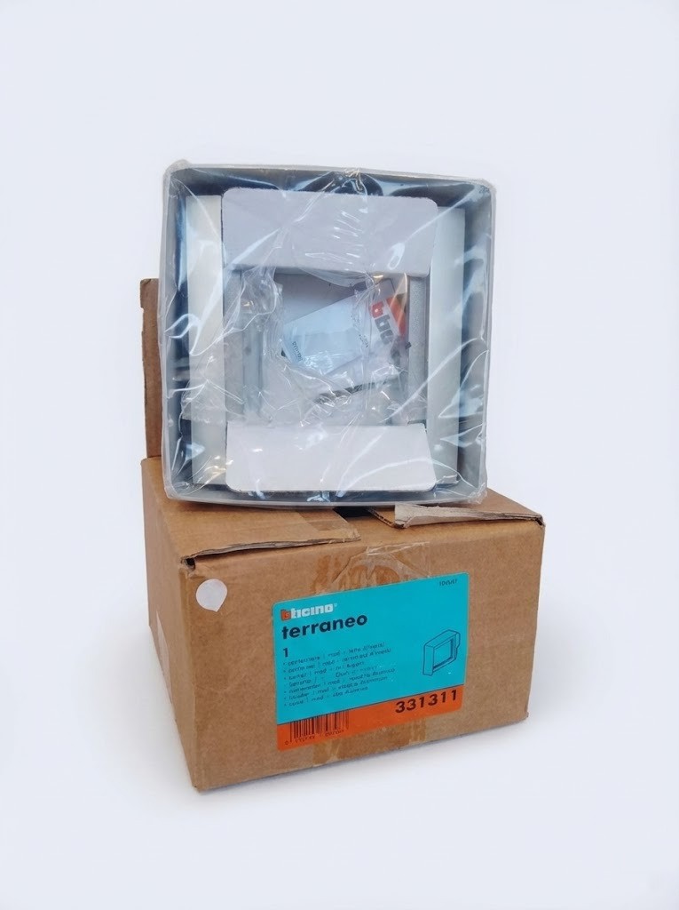 bticino-terraneosfera-331311-contenitore-da-parete-1-modulo-allmetal-con-tetto-antipioggia